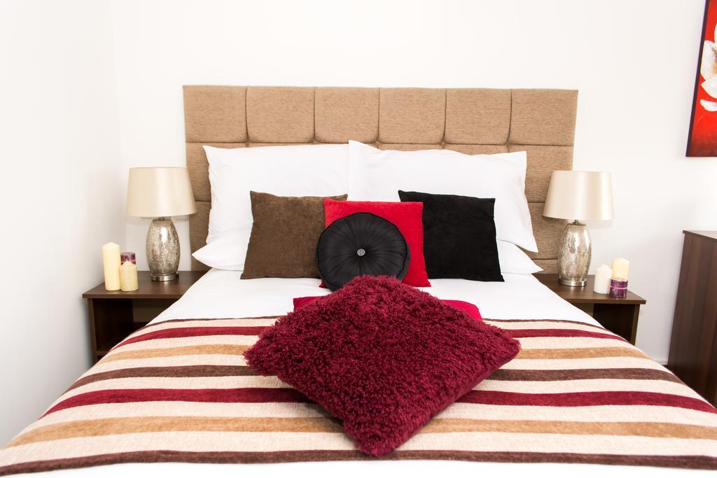 Trivelles Mayfair,Stockport Bagian luar foto