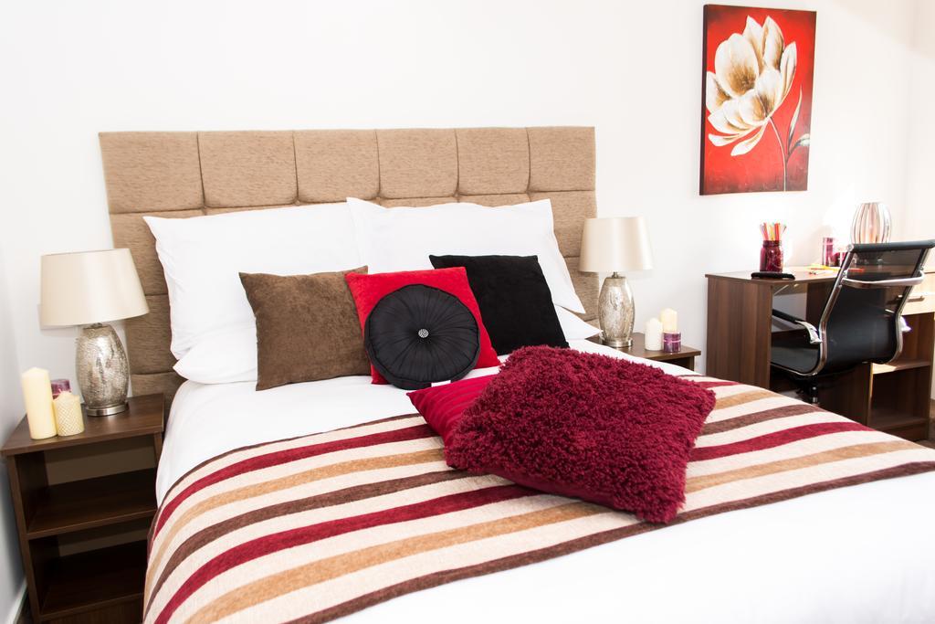 Trivelles Mayfair,Stockport Bagian luar foto