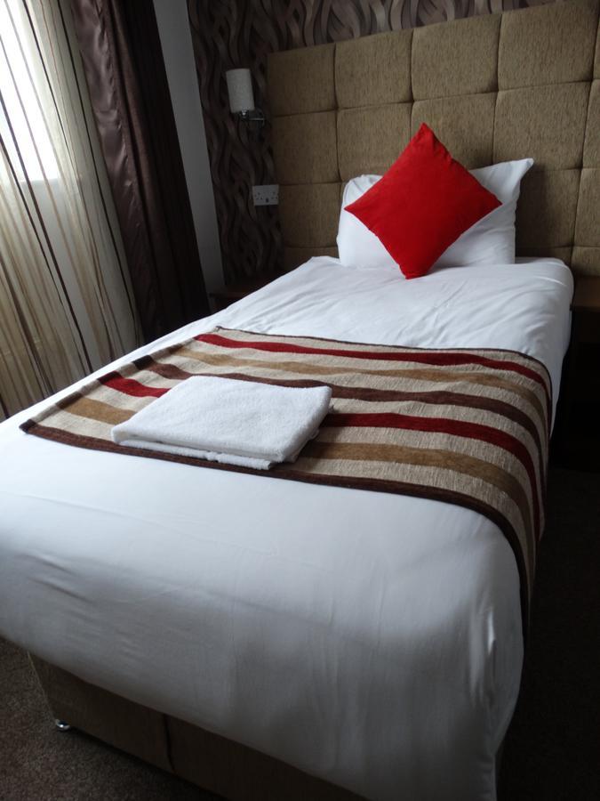 Trivelles Mayfair,Stockport Bagian luar foto